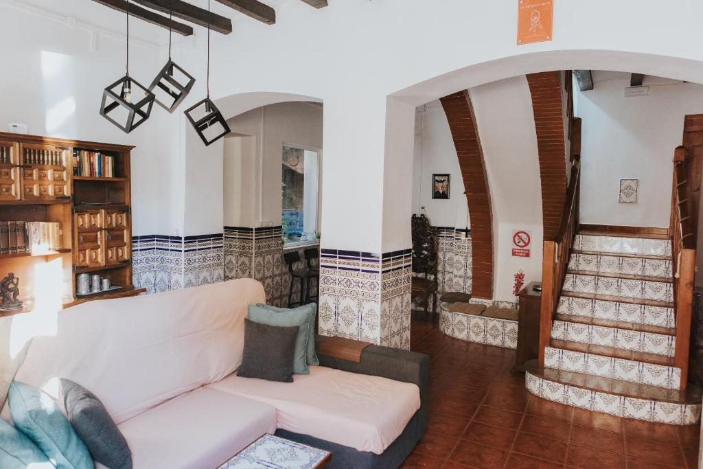 Salón con arcos y escalera