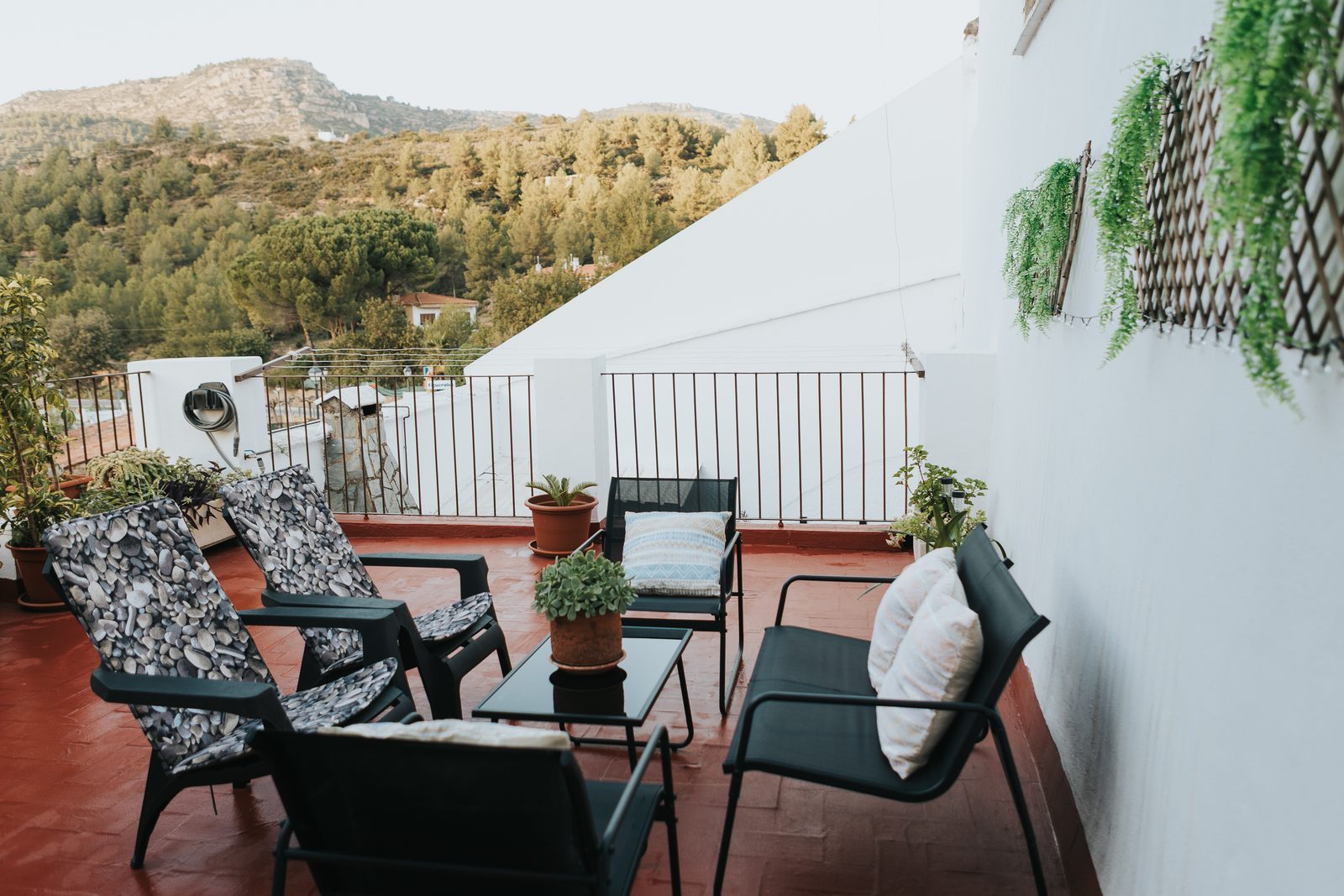 Terraza con vistas a la montaña en Casa de la Cueva, Figueroles